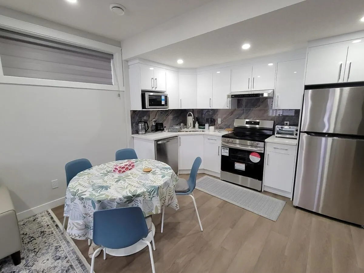 Apartment Cozy And Modern Suite - Your Home Away From Home! YYC Kanada